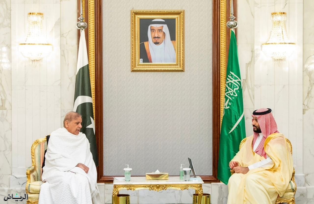 ولي العهد يجتمع مع رئيس الوزراء الباكستاني